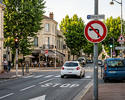 S�curit� en carrefour et panneau interdiction de tourner � gauche